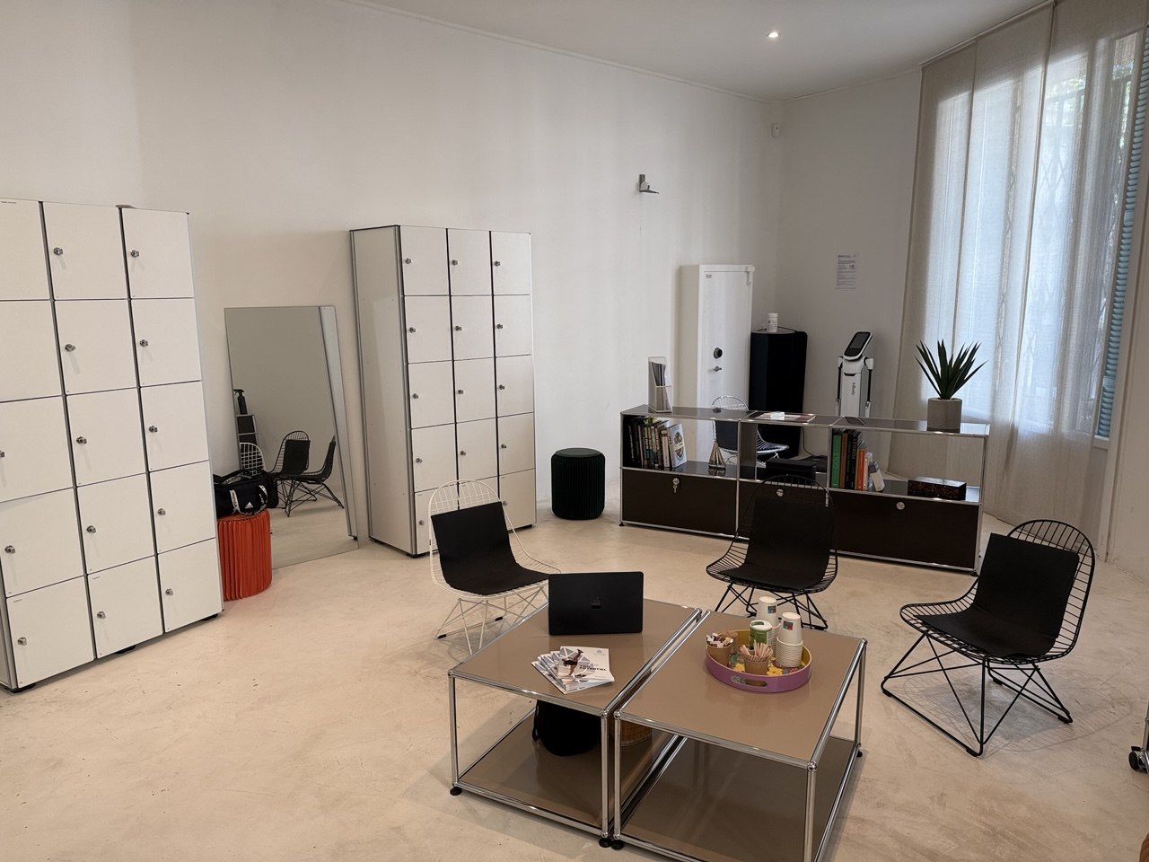 L'espace convivialité avec casiers, fauteuils et table basse