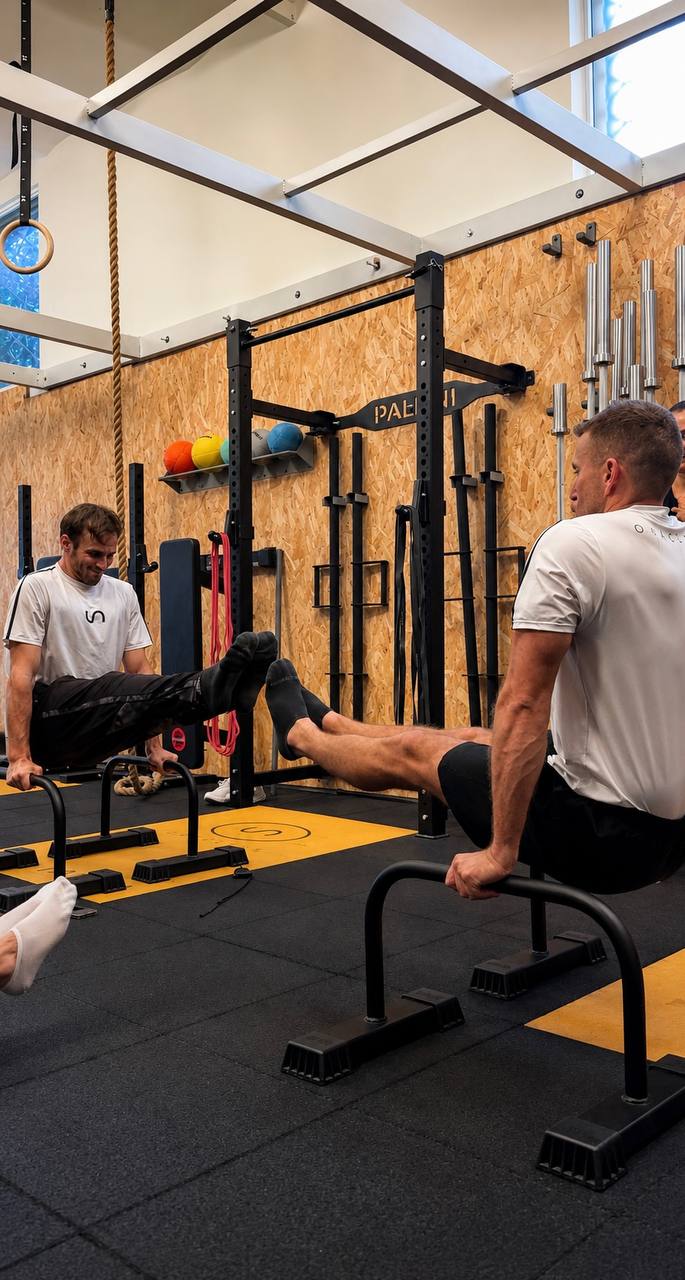 La salle Force, avec rack, anneaux et barres olympiques