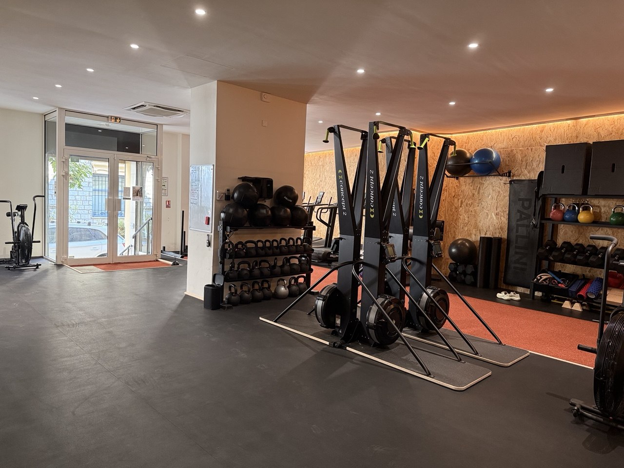 La salle polyvalente, avec skiergs, kettlebells et piste de sled